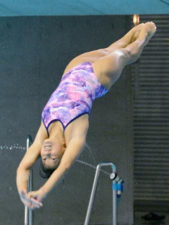 　女子３メートル板飛び込みで初優勝した三上紗也可＝東京辰巳国際水泳場