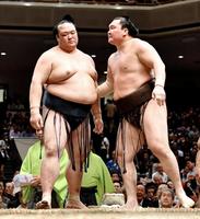 白鵬（右）に敗れ、肩を落とす稀勢の里（撮影・西岡正）