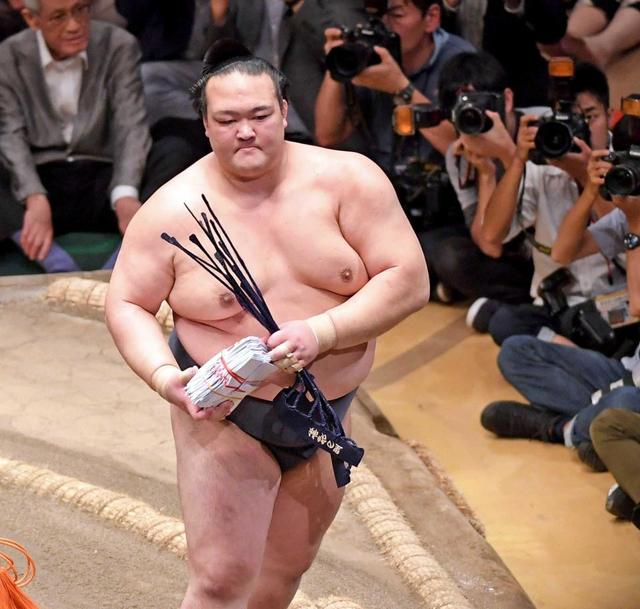 稀勢の里“因縁の相手”白鵬止めて２桁星だ　横綱昇進後初激突！決戦へ気力充実