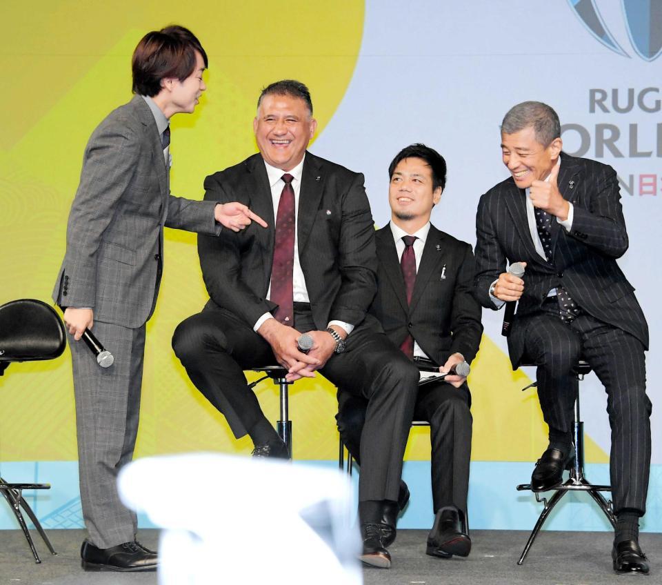 　ラグビーＷ杯２０１９日本大会に向け、トークセッションを行ったラグビー日本代表ヘッドコーチのジョセフ氏（中央）。左は櫻井翔、右は舘ひろし