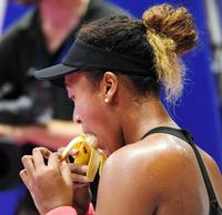 ゲーム間にバナナを食べる大坂なおみ＝アリーナ立川立飛（撮影・棚橋慶太）