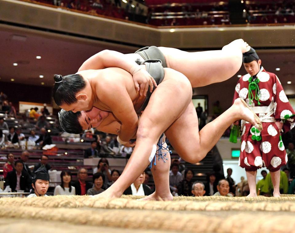 　首投げで豊昇龍（右）に敗れる納谷