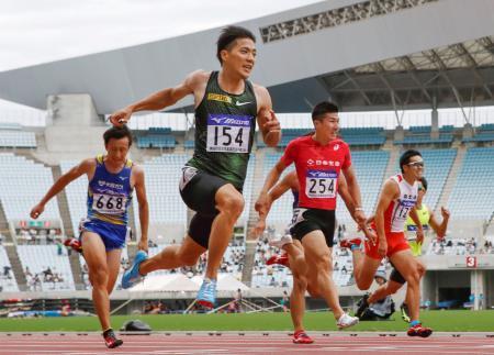 　男子１００メートル決勝　１０秒０１で３連覇を果たした山県亮太（手前）。右隣は２位の桐生祥秀＝ヤンマースタジアム長居