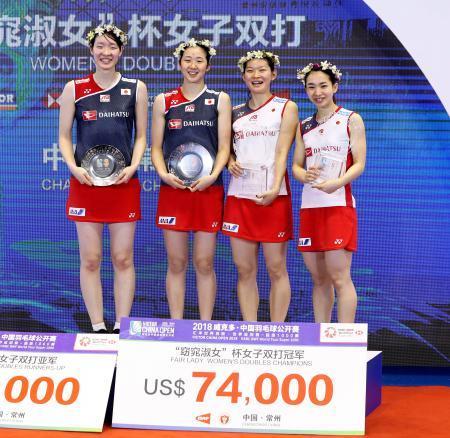　中国オープン女子ダブルスで優勝し笑顔を見せる高橋（右から２人目）、松友（右端）ペアと準優勝の永原（左から２人目）、松本（左端）ペア＝常州（バドミントンフォト提供・共同）