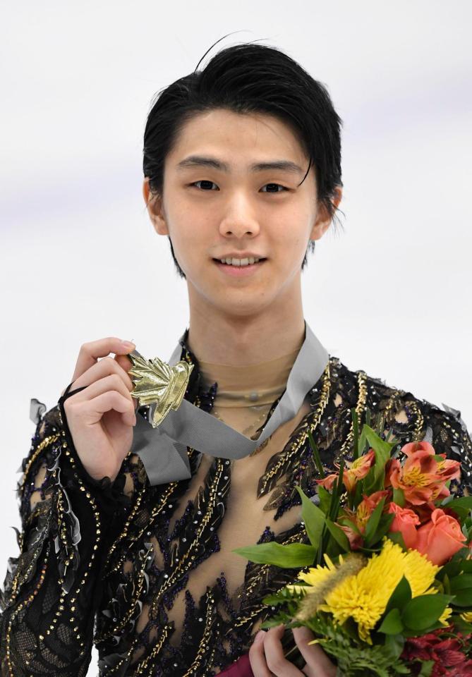 金メダルを手にする羽生結弦＝オークビル（共同）