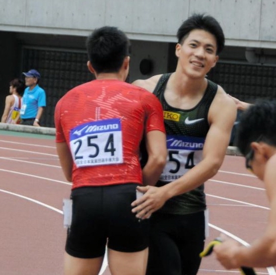 　桐生と健闘を称え合う山県亮太＝ヤンマースタジアム長居