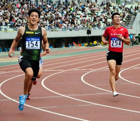 　優勝した山県亮太（左）と、２位の桐生祥秀（右）＝ヤンマースタジアム長居