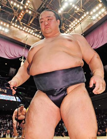 　豪栄道（左奥）に敗れた稀勢の里（撮影・中田匡峻）