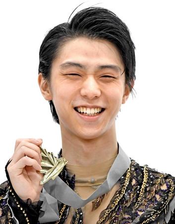 　金メダルを手に笑顔の羽生結弦