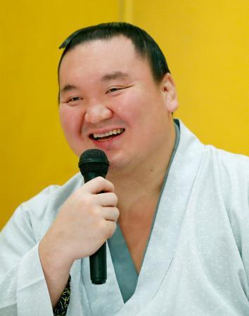 　優勝から一夜明け、笑顔で記者会見する横綱白鵬＝２４日午前、東京都内のホテル