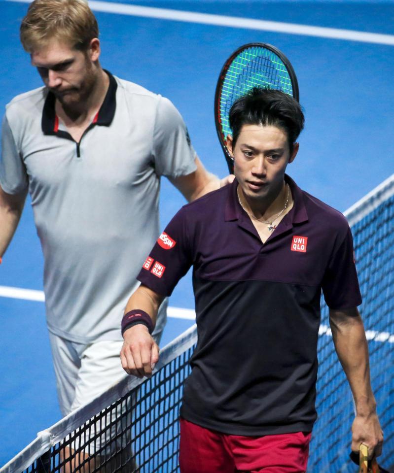 　シングルス準決勝でマティアス・バヒンガー（左）に敗れた錦織圭＝メッス（共同）