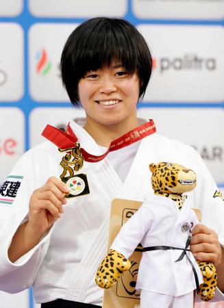 　女子７８キロ級で初優勝し、金メダルを手に笑顔の浜田尚里（共同）