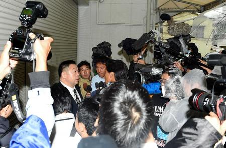 　貴乃花親方と話し合い、弟子の受け入れについて合意したことを報道陣に明かす千賀ノ浦親方