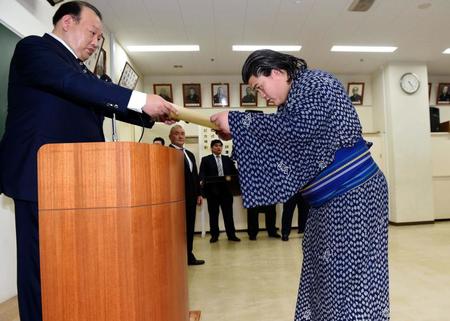 山響教習所長（左）から卒業証書を受け取る納谷＝両国国技館の相撲教習所