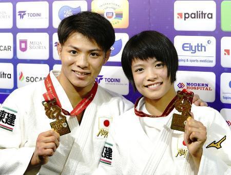 　柔道の世界選手権で金メダルを獲得した男子６６キロ級の阿部一二三（左）と女子５２キロ級の妹、阿部詩＝２１日、バクー