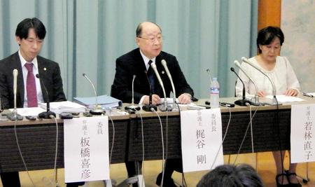　日本ボクシング連盟に対する告発への調査結果を報告した第三者委員会の梶谷委員長（中央）