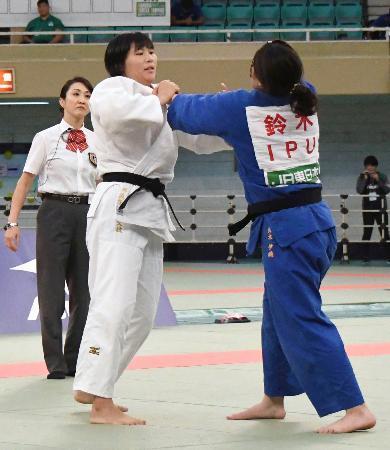 　女子７８キロ級決勝　組み手を争う泉真生（左）。２連覇を果たした＝日本武道館
