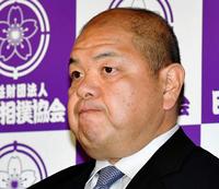 　会見で険しい表情を見せる八角理事長（撮影・出月俊成）