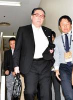 国技館を引き揚げる阿武松親方＝両国国技館（撮影・出月俊成）