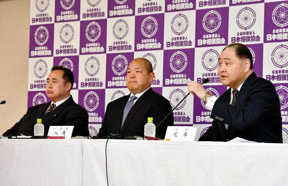 　臨時理事会を終え、会見する（左から）芝田山広報部長、八角理事長、尾車事業部長（撮影・出月俊成）