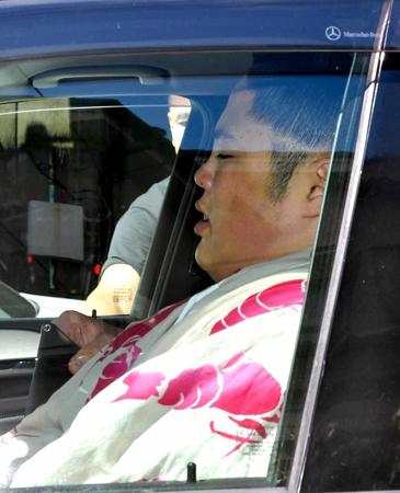 　車に乗り込み号泣する貴公俊（撮影・出月俊成）