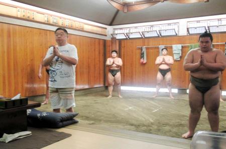 　旧貴乃花部屋力士を加えた稽古を終え、神棚に手を合わせる千賀ノ浦親方（左）