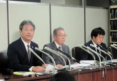 司法記者クラブで会見した貴ノ岩の代理人を務める（左から）千葉、佐藤、富岡弁護士