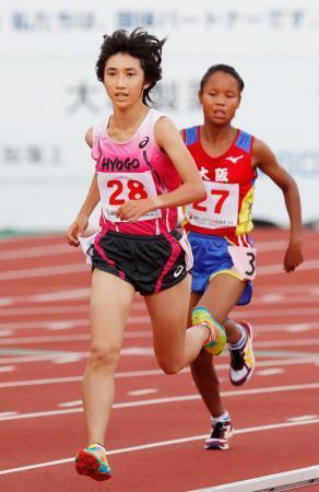 　成年女子５０００メートル決勝　１５分３４秒２２で優勝した兵庫・田中希実（左）＝福井県営陸上競技場