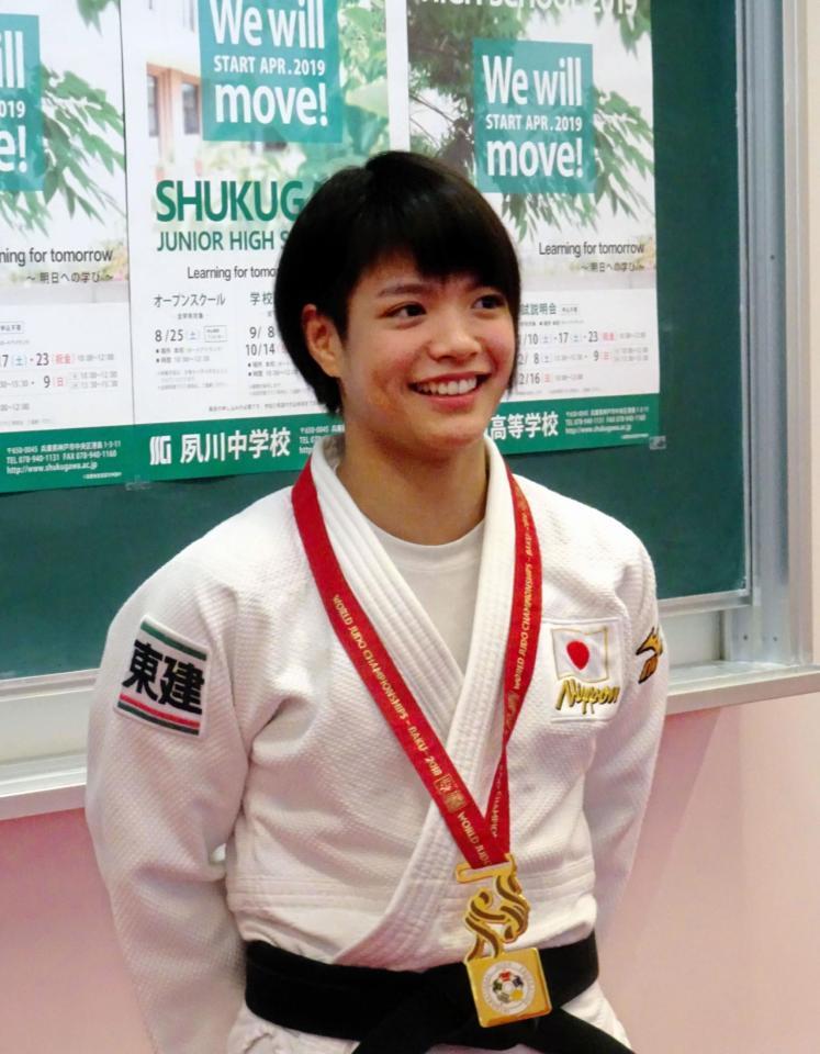 所属する夙川学院高で世界選手権優勝を報告した阿部詩