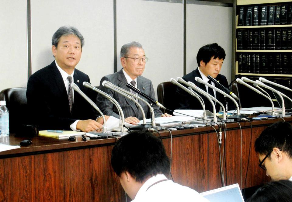 　司法記者クラブで会見した貴ノ岩の代理人を務める（左から）千葉、佐藤、富岡弁護士