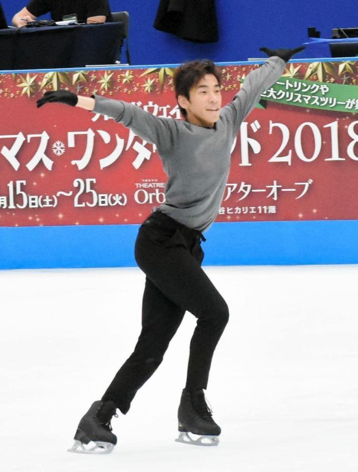 笑顔で「Ｙ」ポーズをする織田信成氏