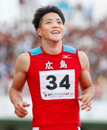 　成年男子１００メートルで優勝し、笑顔の広島・山県亮太＝福井県営陸上競技場
