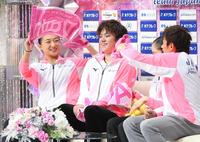 演技を終えチームメートに仰がれ、笑顔の宇野昌麿＝さいたまスーパーアリーナ（撮影・金田祐二）