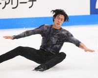 ジャンプ転倒するネーサン・チェン＝さいたまスーパーアリーナ（撮影・金田祐二）