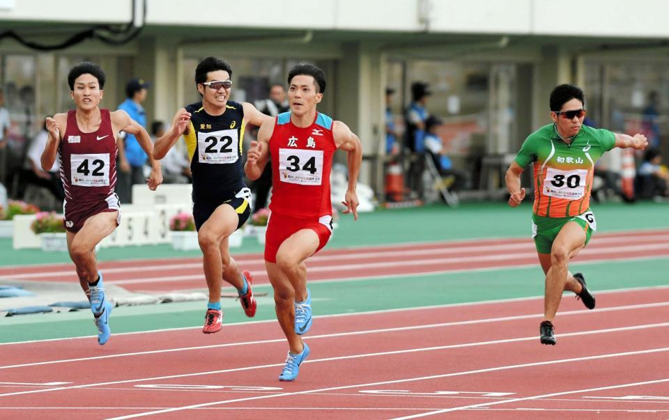 向かい風５．２ｍの悪条件の中、１０秒５８で優勝した山県亮太（中央）＝福井県営陸上競技場（撮影・佐藤厚）