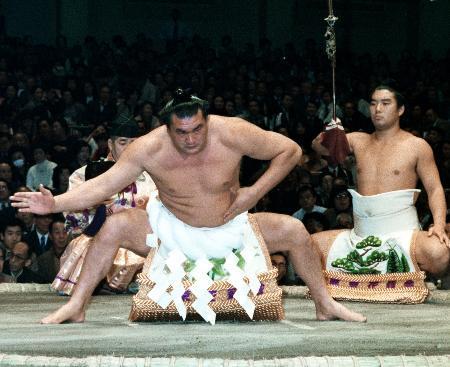 　１９７９年１月、大相撲初場所で土俵入りする横綱輪島＝蔵前国技館