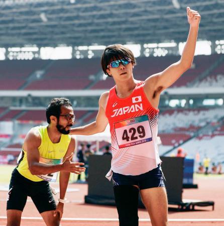 　男子２００メートル（義足など）で優勝した佐藤圭太（右）＝ジャカルタ（共同）