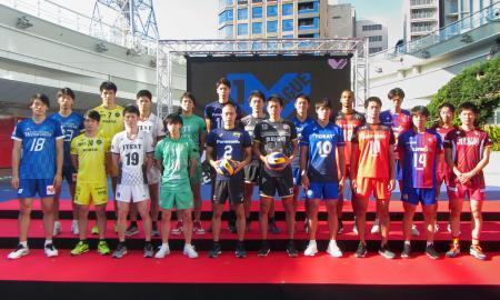 　開幕を前に開かれたバレーボールの「Ｖリーグ」男子の記者会見後、写真撮影に応じる選手たち＝９日、名古屋市