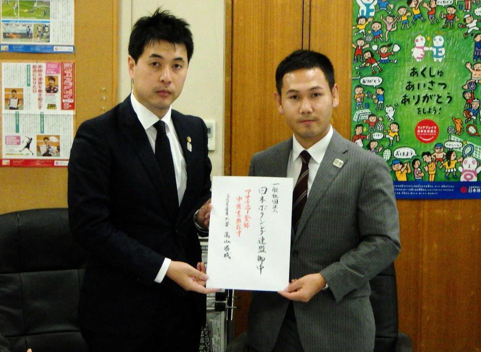 　アマ登録への認可が確実となった高山勝成（右）と岡筋弁護士