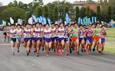 　箱根駅伝の予選会で力走する各大学の選手たち＝陸上自衛隊立川駐屯地