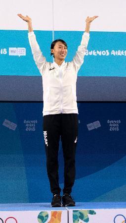 　競泳女子２００メートル平泳ぎで金メダルを獲得した浅羽栞＝ブエノスアイレス（ＯＩＳ提供・共同）