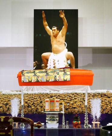 　元横綱輪島の輪島大士さんの祭壇＝１４日午後、東京都港区の青山葬儀所