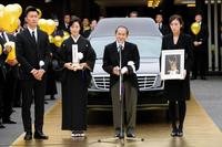 出棺のあいさつをする長男・大地さん（左）妻・留美さん（左から２人目）長女・博美さん（右）＝東京・青山葬儀所