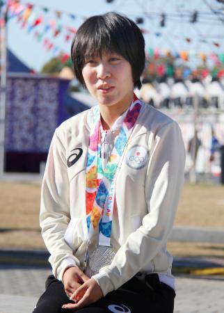 　夏季ユース五輪の卓球混合団体から一夜明け、取材に応じる平野美宇＝１６日、ブエノスアイレス（共同）