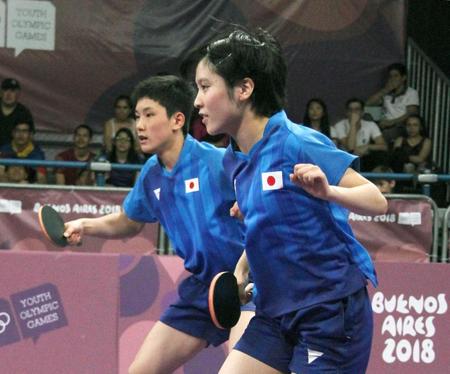 　卓球混合団体決勝で中国組と対戦する張本（左）、平野組（共同）