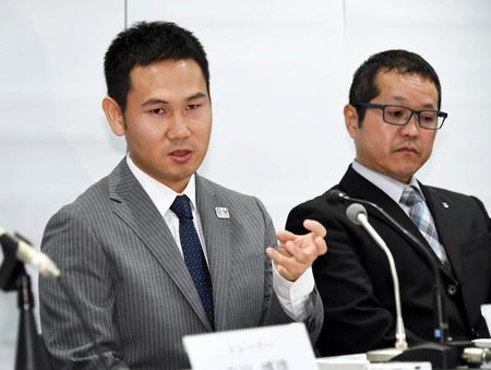 会見する日本ボクシング連盟の菊池浩吉副会長（右）。左はボクシング元世界王者の高山勝成選手