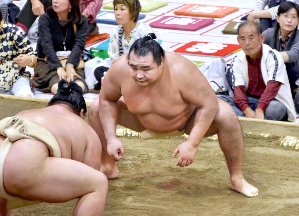 　秋巡業で稽古する鶴竜