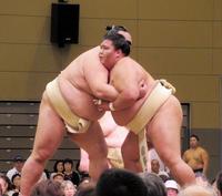 稀勢の里（左）と連日稽古を行った御嶽海