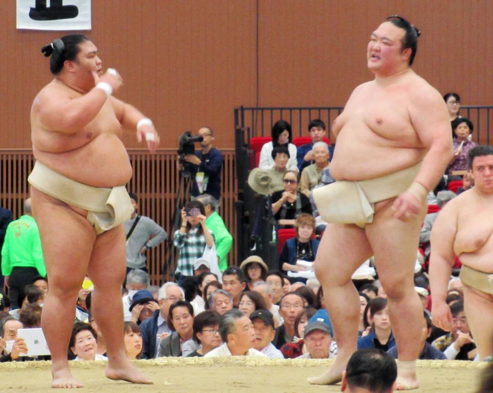 　三番稽古を行う稀勢の里（右）と御嶽海