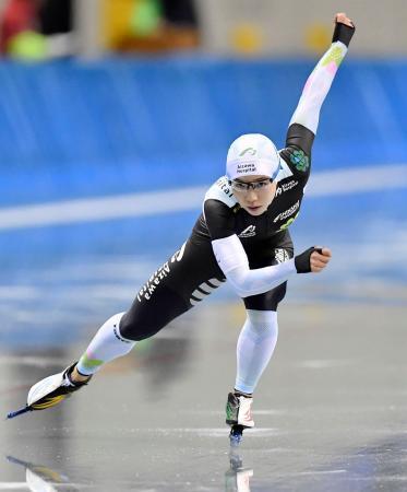 　女子５００メートル　３７秒７８で優勝した小平奈緒＝エムウエーブ